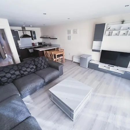 Spacious 2 Bed Flat, Free Parking, Close To Town Manchester Exterior photo