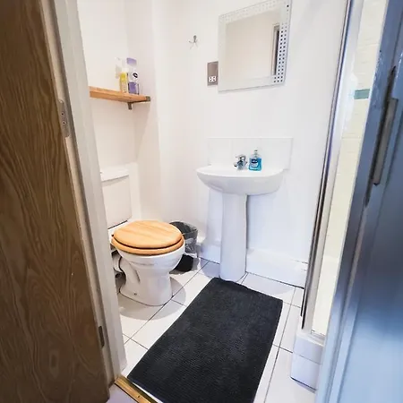 Spacious 2 Bed Flat, Free Parking, Close To Town Manchester Exterior photo