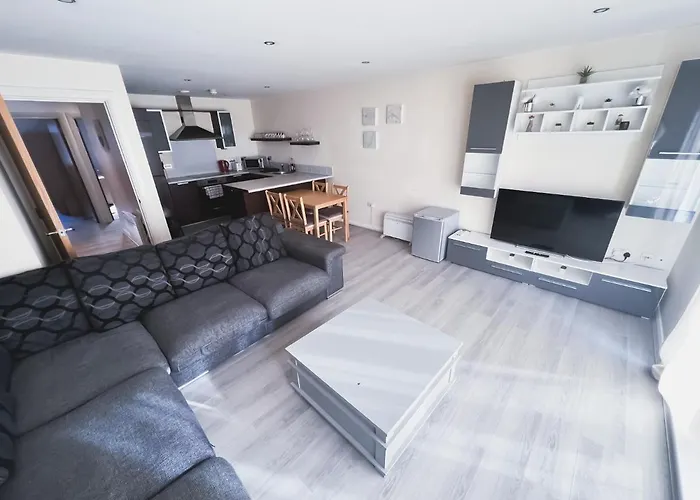 Spacious 2 Bed Flat, Free Parking, Close To Town