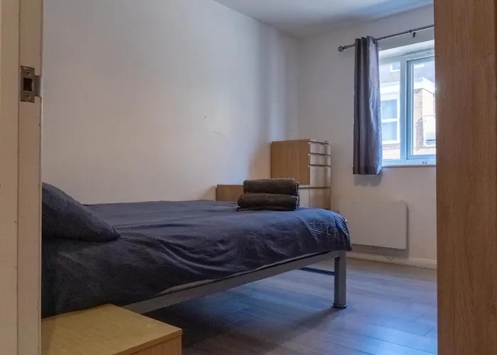 Spacious 2 Bed Flat, Free Parking, Close To Town