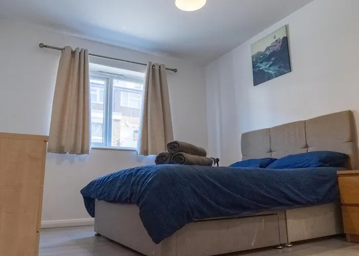Spacious 2 Bed Flat, Free Parking, Close To Town