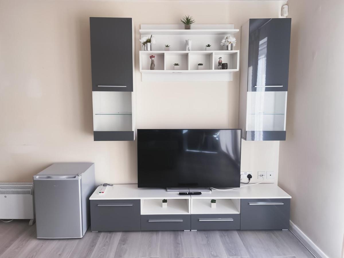 Spacious 2 Bed Flat, Free Parking, Close To Town Apartment