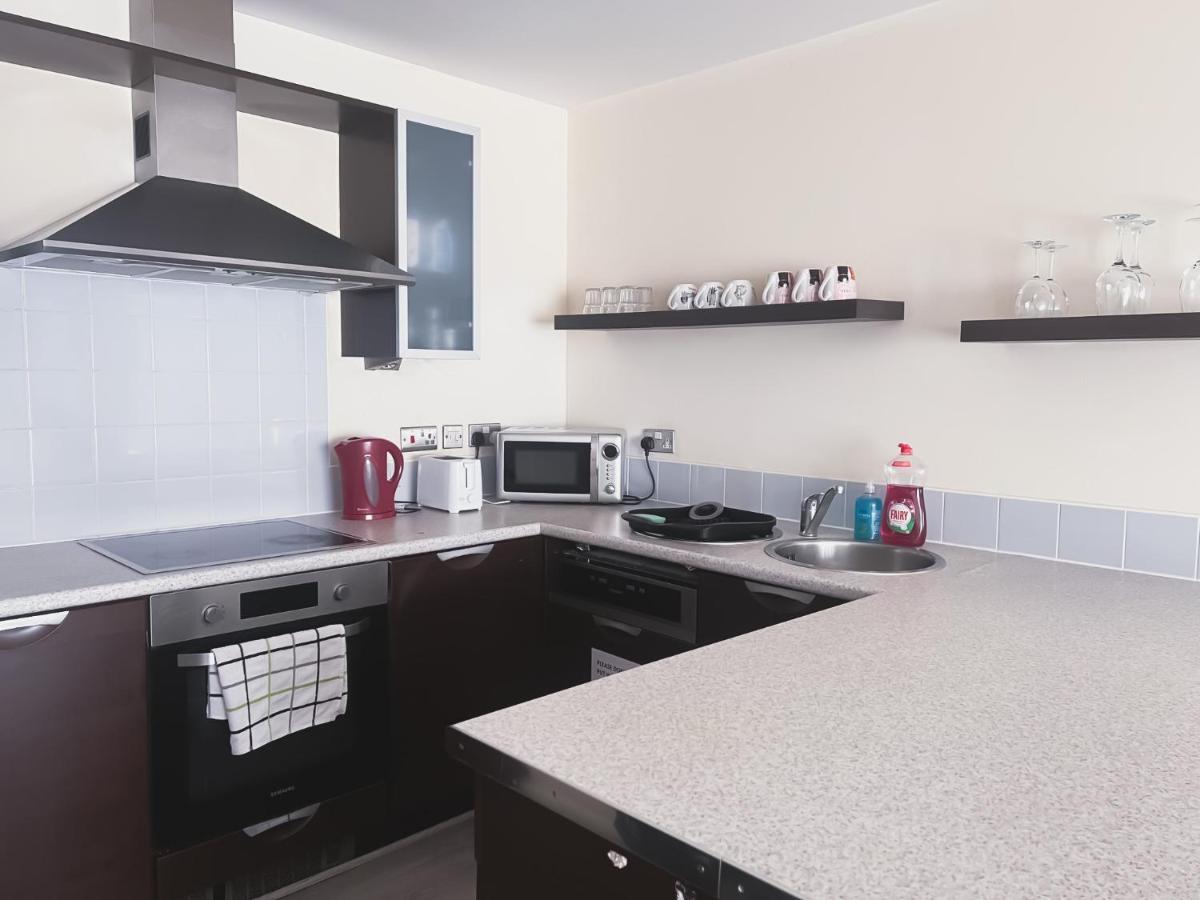 Spacious 2 Bed Flat, Free Parking, Close To Town