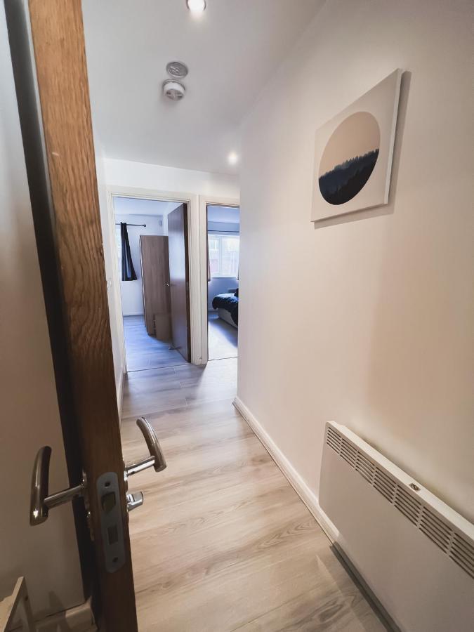 Spacious 2 Bed Flat, Free Parking, Close To Town * Manchester