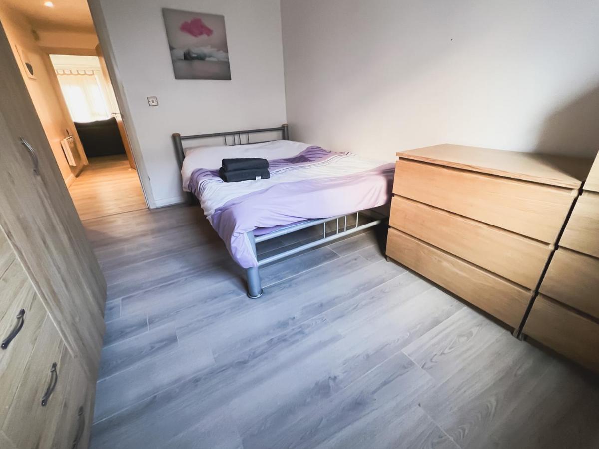 Spacious 2 Bed Flat, Free Parking, Close To Town Appartamento Manchester