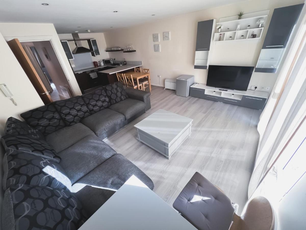 Apartment Spacious 2 Bed Flat, Free Parking, Close To Town *