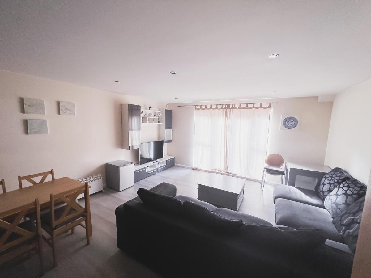 Spacious 2 Bed Flat, Free Parking, Close To Town