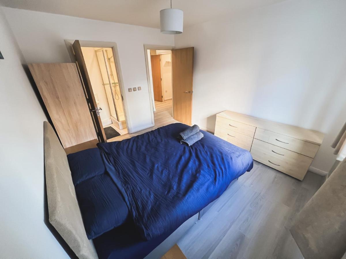 Spacious 2 Bed Flat, Free Parking, Close To Town Appartamento
