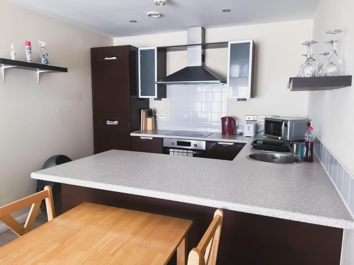 Spacious 2 Bed Flat, Free Parking, Close To Town Appartamento
