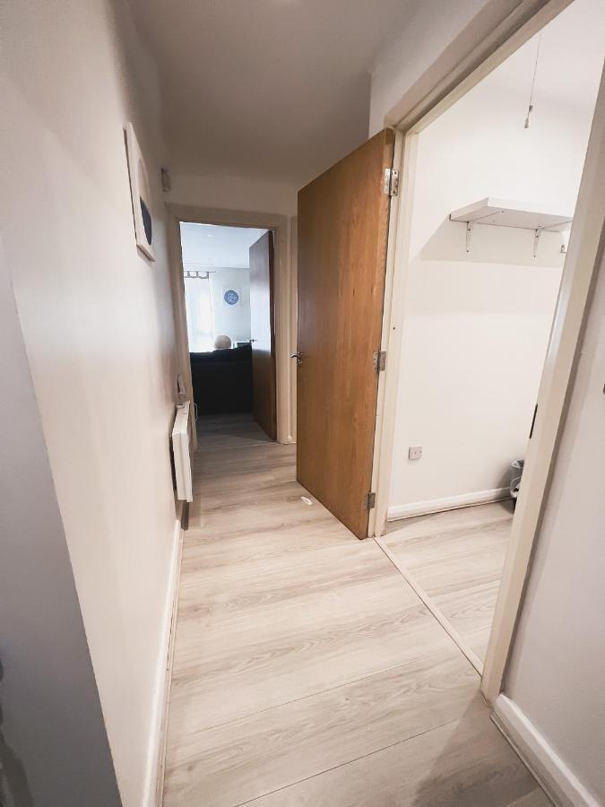 Spacious 2 Bed Flat, Free Parking, Close To Town Appartamento *