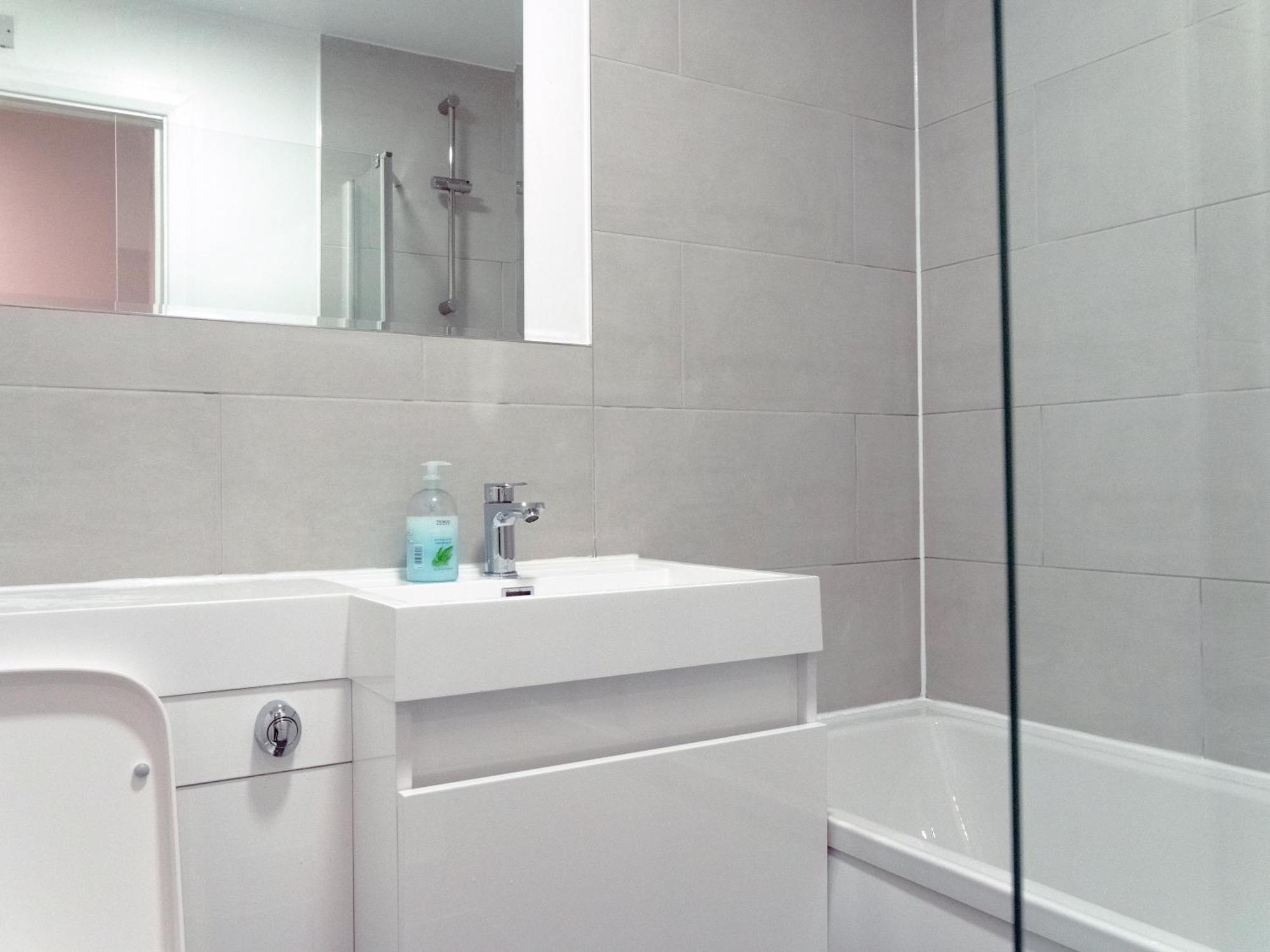 Apartment Spacious 2 Bed Flat, Free Parking, Close To Town