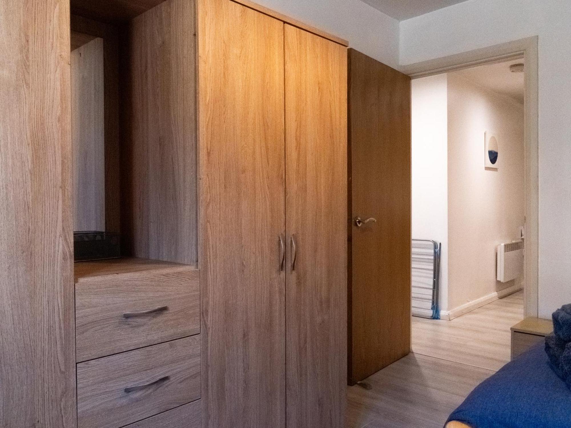 Spacious 2 Bed Flat, Free Parking, Close To Town Appartamento