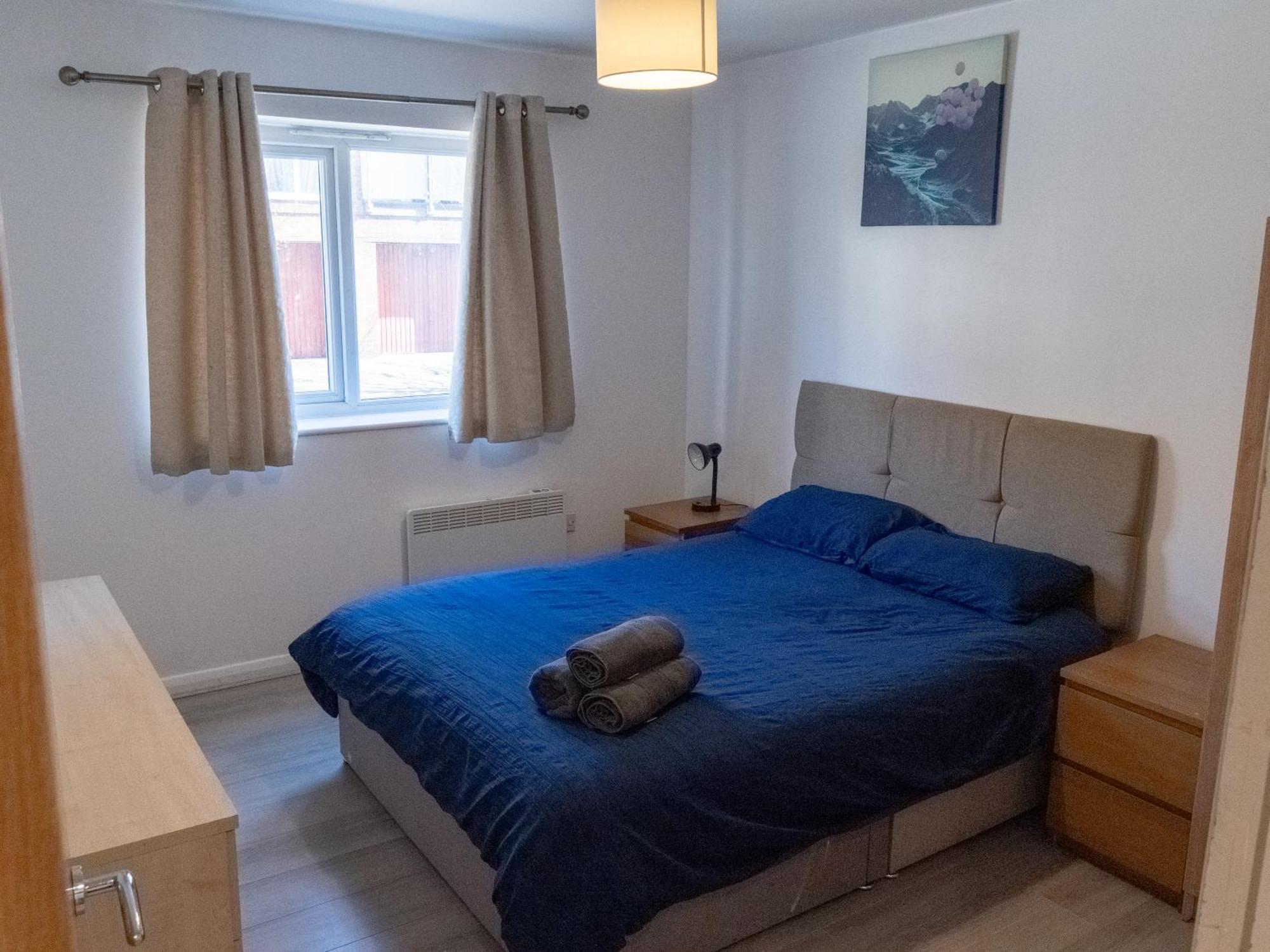 Spacious 2 Bed Flat, Free Parking, Close To Town Apartment *