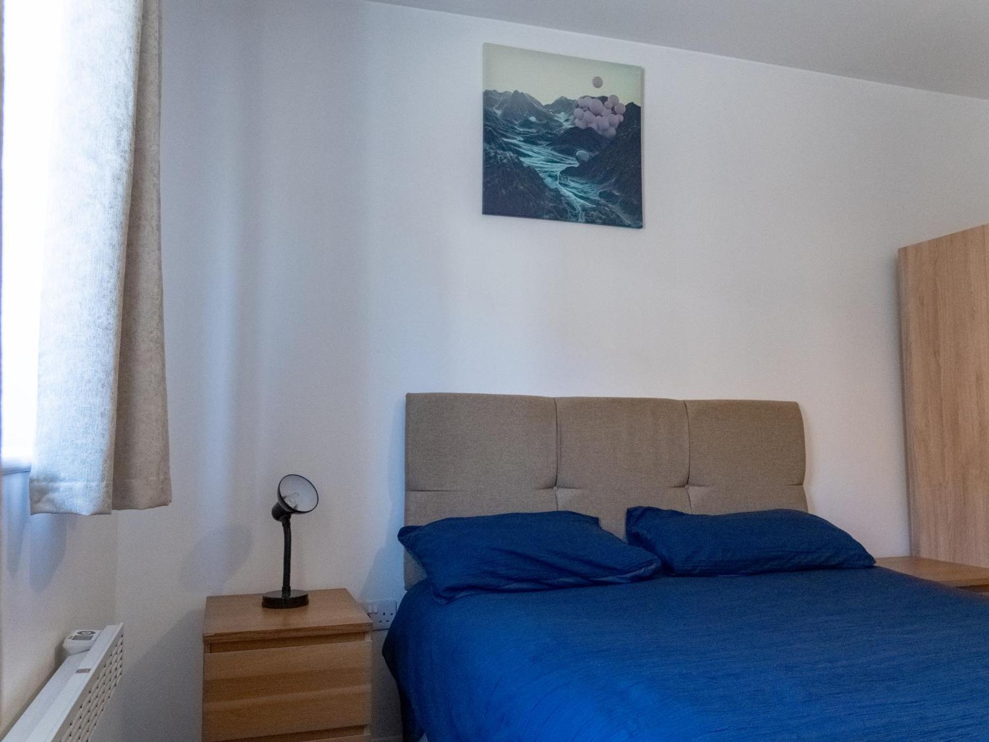Spacious 2 Bed Flat, Free Parking, Close To Town Appartamento *